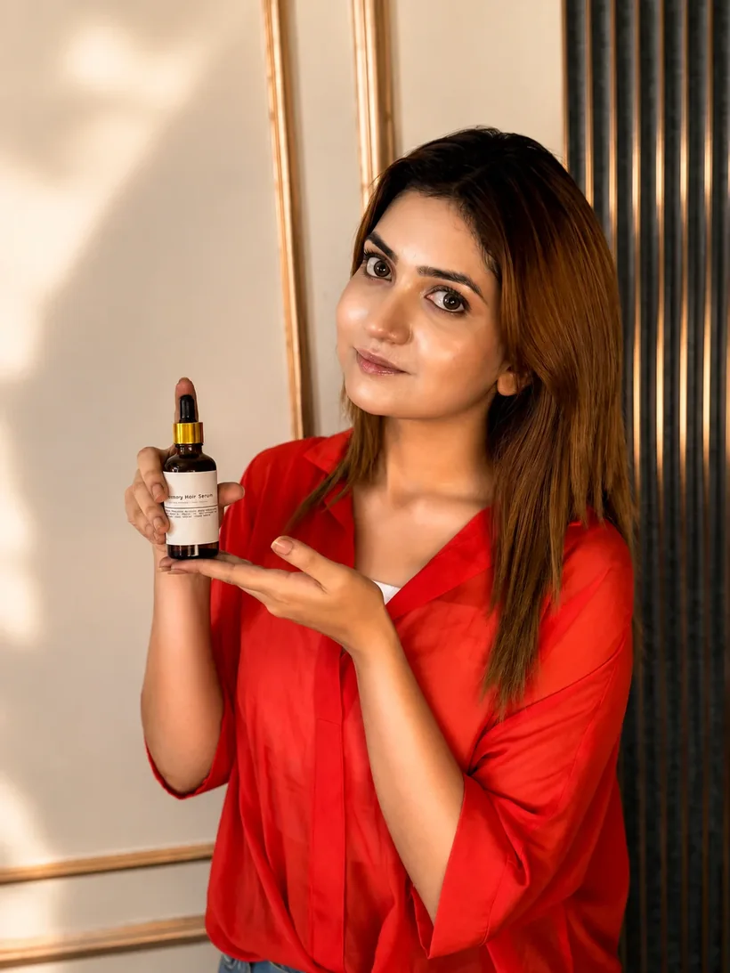 একজন সন্তুষ্ট কাস্টমার The Formulate Rosemary Hair Serum হাতে